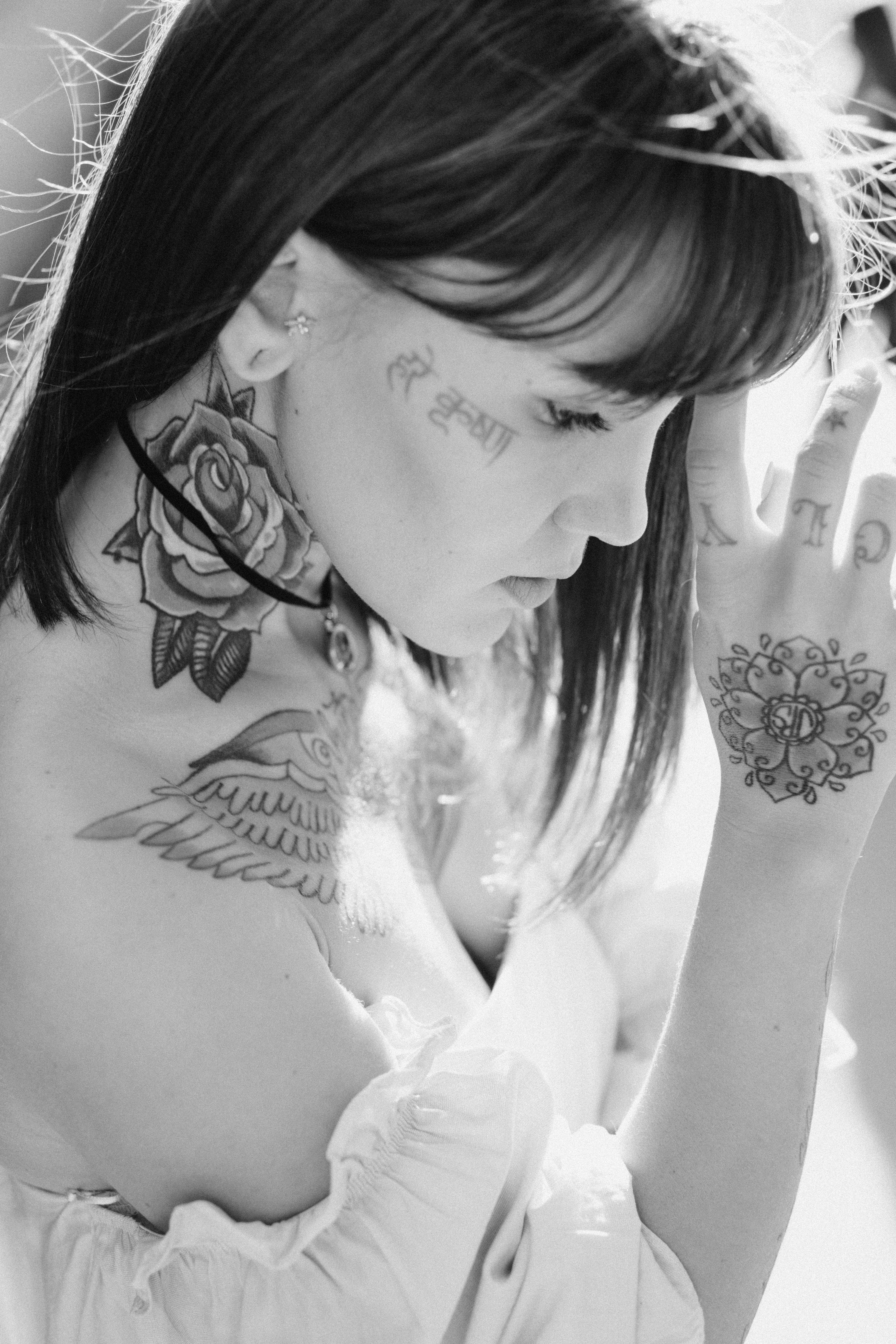 Detalhe de tatuagem floral